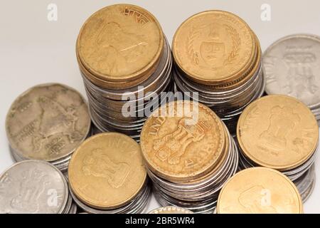 Stock de centaines de numéro 5 cinq Indian Rupee metal coin monnaie. Vue d'en haut. L'investissement financier, l'économie, concept. Voyage et l'échange de l'objet. Banque D'Images