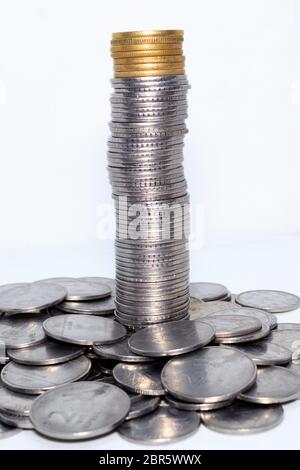 Stock de centaines de numéro 1, 10, 5 Roupie indienne monnaie pièce de métal isolé sur fond. L'investissement financier, l'économie, concept. Voyage et d'exc Banque D'Images