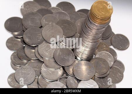 Stock de centaines de numéro 1, 10, 5 Roupie indienne monnaie pièce de métal isolé sur fond. L'investissement financier, l'économie, concept. Voyage et d'exc Banque D'Images