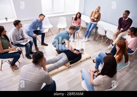 Spécialiste de l'homme d'effectuer des massages sur l'homme au cours de la formation Banque D'Images