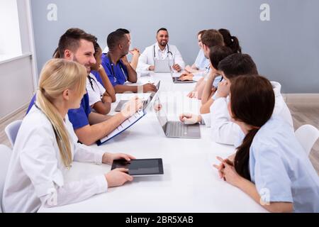 De jeunes spécialistes positif avec stéthoscope avoir Discussion des travaux de recherche dans la salle de conférence Banque D'Images