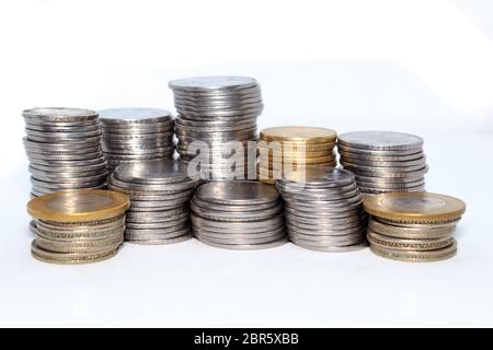 Stock de centaines de numéro 1, 10, 5 Roupie indienne monnaie pièce de métal isolé sur fond. L'investissement financier, l'économie, concept. Voyage et d'exc Banque D'Images