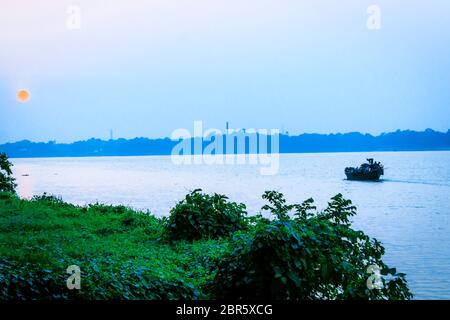 Kolkata, Inde - 13 mai 2018 : beau panorama de la ville de Kolkata sur le fleuve Hooghly dans une journée ensoleillée. Pêche à trallers sont flottants sur la rivière. Banque D'Images