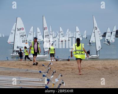 Les dinghies de voile de RS Aero arrivent à terre après avoir participé aux championnats nationaux à North Berwick Banque D'Images