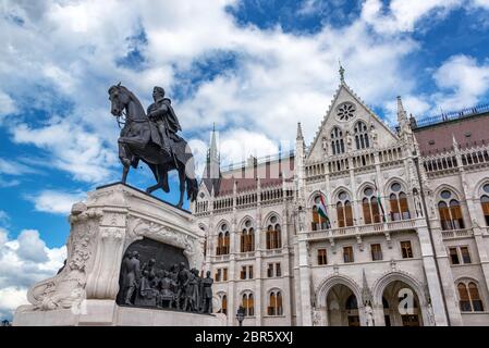 Gyula Andrassy statue équestre devant le parlement hongrois à Budapest, Hongrie Banque D'Images