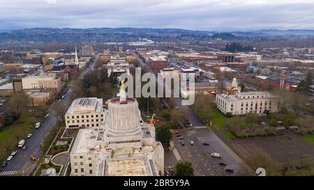 Vue aérienne sur court Street, centre-ville de Salem, capitale de l'État de l'Oregon ; Banque D'Images