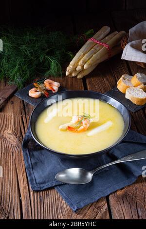 Super délicieuses asperges soupe au crabe et les câpres . Banque D'Images