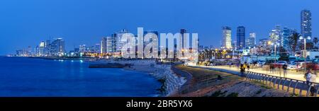 Skyline Panorama Tel Aviv Israël heure bleue nuit ville gratte-ciel mer soir Banque D'Images