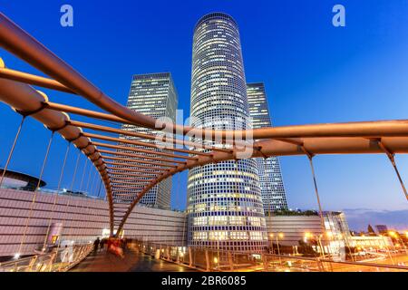 Centre Azrieli de Tel Aviv Israël skyline blue hour nuit city skyscrapers architecture moderne soir Banque D'Images