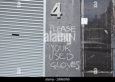 Veuillez mettre vos gants usagés graffiti à la craie pendant la pandémie du coronavirus, Shawlands, Glasgow, Écosse, Royaume-Uni Banque D'Images