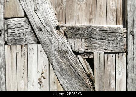 Faisceau de bois gris à une porte en bois, Bremen, Germany, Europe Banque D'Images