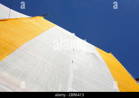 Orange-blanc bâche, gable, échafaudages, site de construction, façade de maison, bâtiment ancien, l'Allemagne, de l'Europe Banque D'Images