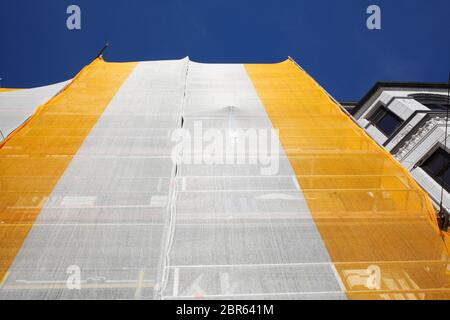 Orange-blanc bâche, gable, échafaudages, site de construction, façade de maison, bâtiment ancien, l'Allemagne, de l'Europe Banque D'Images