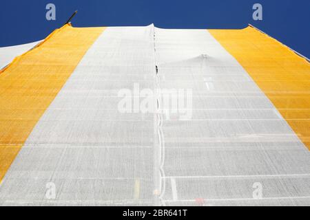 Orange-blanc bâche, gable, échafaudages, site de construction, façade de maison, bâtiment ancien, l'Allemagne, de l'Europe Banque D'Images