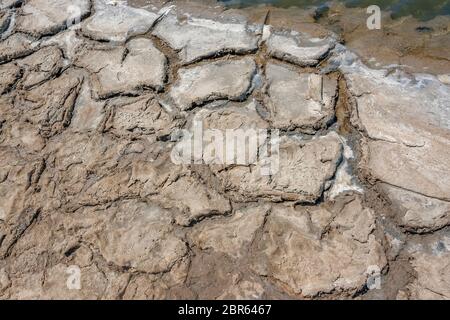 Angle élevé à un gros plan des zones riveraines dans la lagune de saumure la Camargue, une région naturelle du sud de la France Banque D'Images