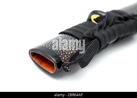 Saya  : fourreau de l'épée japonaise sur la peau avec ray enroulé fond blanc. Banque D'Images