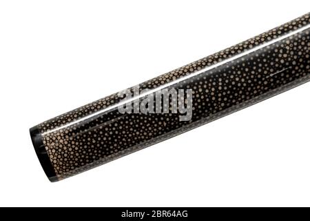 Saya  : fourreau de l'épée japonaise sur la peau avec ray enroulé fond blanc. Banque D'Images