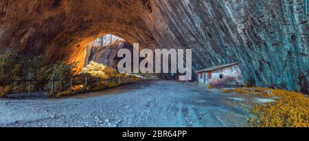 Vue panoramique à l'intérieur de la grotte Devetaki Devetashka près du village et de la rivière Osam en Bulgarie Banque D'Images