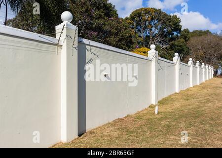 Mur de clôture électrifiée pour la sécurité. Banque D'Images