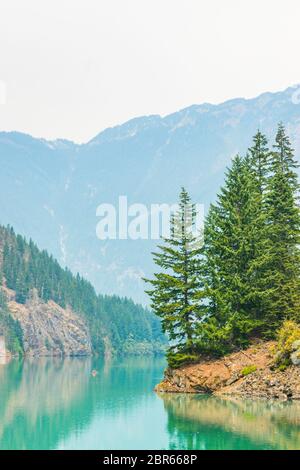 Scène dans le paysage aquatique du lac Diablo pendant une journée dans le parc national de North Cascade, Wa, USA Banque D'Images