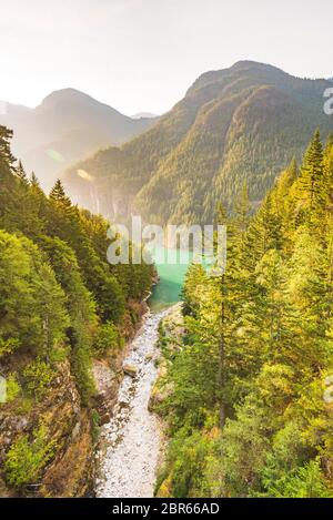 Scène sur le lac Diablo au lever du soleil tôt le matin dans le parc national de North Cascade, Wa, USA. Banque D'Images