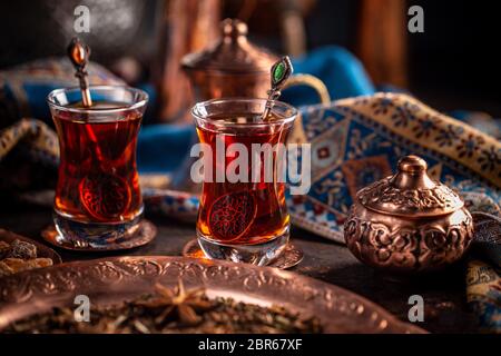 Thé turc noir servi sur table traditionnelle Banque D'Images