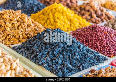 Produits alimentaires séchés vendus à la Bazar Chorsu à Tachkent, Ouzbékistan Banque D'Images