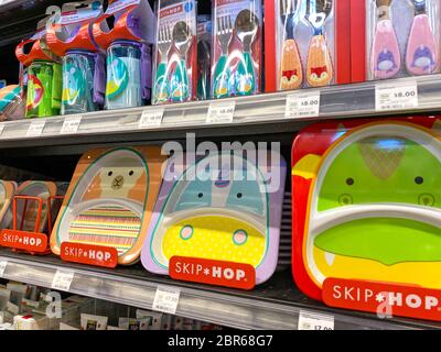 Orlando,FL/USA-5/3/20: Un étalage de divers ustensiles et assiettes pour enfants dans le rayon des bébés d'un magasin d'alimentation Whole Foods Market. Banque D'Images