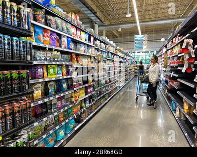 Orlando,FL/USA-5/3/20: Un étalage de divers paquets de collations saines dans un magasin d'alimentation Whole Foods Market. Banque D'Images