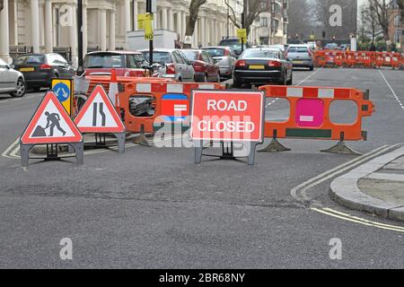 Les travaux de voirie rue fermé Panneau Rouge à Londres Banque D'Images