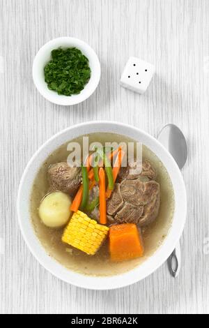 Cazuela de Vacuno ou Cazuela de Carne, une soupe de bœuf avec pomme de terre, maïs, citrouille, carotte, poivron, oignon et riz, photographié o Banque D'Images