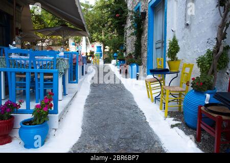 Kos, Grèce - 24 juillet 2018. Taverne grecque sur l'île de Kos. Kolors traditionnels bleus et blancs. Banque D'Images