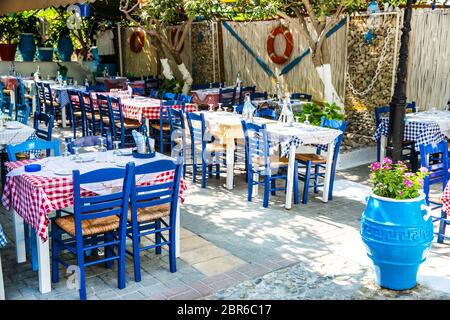 Kos, Grèce - 24 juillet 2018. Taverne grecque sur l'île de Kos. Kolors traditionnels bleus et blancs. Banque D'Images