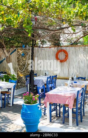 Kos, Grèce - 24 juillet 2018. Taverne grecque sur l'île de Kos. Kolors traditionnels bleus et blancs. Banque D'Images