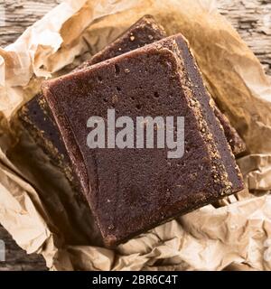 Blocs de chancaca panela ou sucre brut brut fait de la canne à sucre, utilisée en Amérique du Nord pour préparer sauces sucrées et d'autres sucreries, photographié overh Banque D'Images