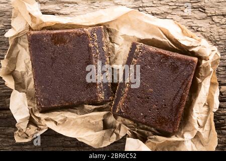 Blocs de chancaca panela ou sucre brut brut fait de la canne à sucre, utilisée en Amérique du Nord pour préparer sauces sucrées et d'autres sucreries, photographié overh Banque D'Images