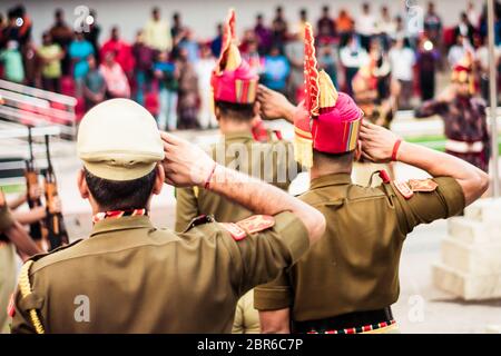 Portrait d'un policier indien méconnaissable se saluant l'un l'autre. Banque D'Images