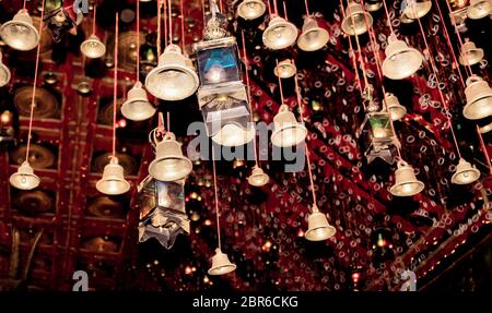 Clochettes d'or avec la chance de souhaits mot sur ruban rouge à Dakshineswar Kali Temple Kolkata. Les gens veulent des pèlerins et l'accrocher sur la corde pour prier. Merry chri Banque D'Images