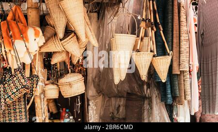 Meghalaya artisanat art et artisanat faits avec de la canne à sucre et produits de bambou. Canne de bambou, des tabourets, des paniers, des pièges de pêche, des conteneurs pour l'affichage dans H Banque D'Images