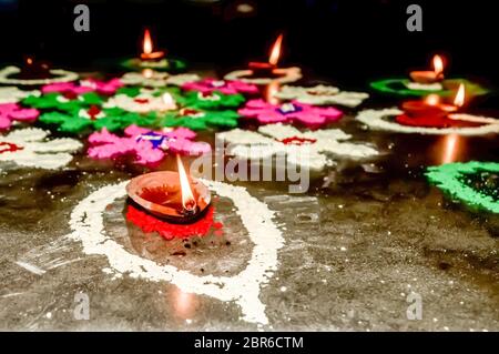 Happy Diwali. Diya lampes à huile en DIPAWALI célébration décoré à la main au Rangoli. Banque D'Images