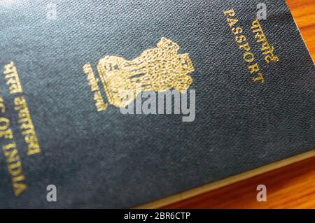 Livre de passeport indien sur table en bois, plancher de bois franc, attention sélective. Gros plan. Tourisme et vacances concept. Vue de haut ange avec Banque D'Images