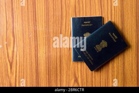 Passeport indien livre sur table en bois, plancher de bois. Close up. Tourisme et vacances voyage vacances. Immersive. Haut Haut angel voir l'objet avec cl Banque D'Images