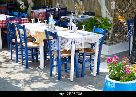 Kos, Grèce - 24 juillet 2018. Taverne grecque sur l'île de Kos. Kolors traditionnels bleus et blancs. Banque D'Images