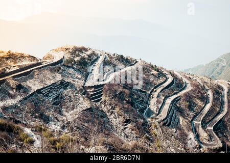 Terrain accidenté de l'Himalaya inférieur au Sikkim, ou Dzuluk Zuluk, du point de vue Thambi. Route sinueuse de 32 virages en épingle. Route de la soie Banque D'Images