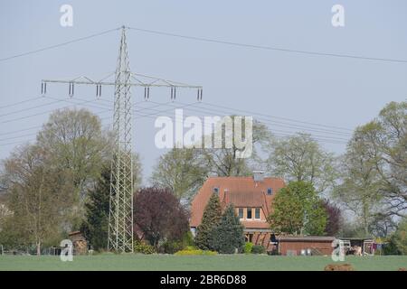 Pylône de l'électricité résidentielle moderne, bâtiments, maisons individuelles, Acker, Basse-Saxe, Allemagne, Europe Banque D'Images