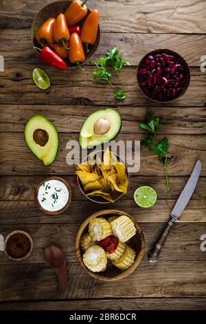 L'avocat et croustilles aux légumes. Les tacos avec des nachos et légumes Banque D'Images