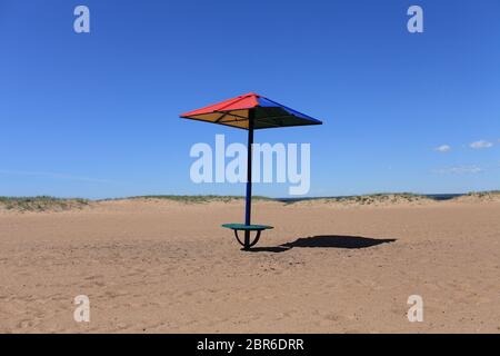 Parasols sur une plage vide par beau temps Banque D'Images