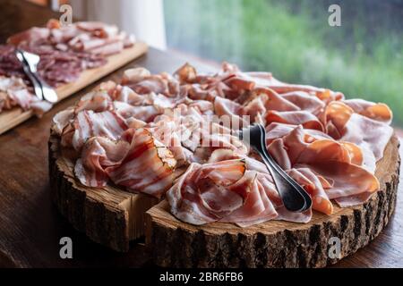 La charcuterie apéritif planche à découper en bois trunk . Banque D'Images