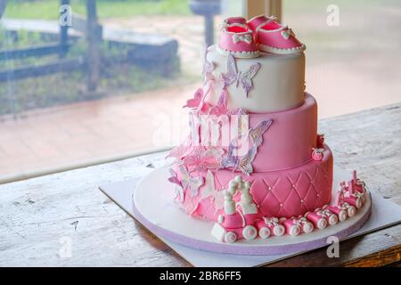 Fist gâteau pour une petite fille anniversaire pour célébrer le baptême - rose sugarpaste de gâteaux en couches pas de personnes . Banque D'Images