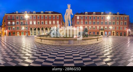 Vue panoramique de belle place Place Massena avec la fontaine du Soleil de nuit Nice, Côte d'Azur, Cote d'Azur, France Banque D'Images